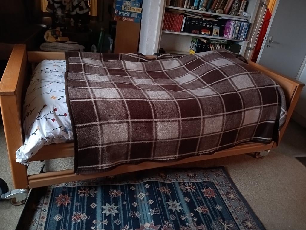 Hoog laag bed elektrisch, Huis en Inrichting, Slaapkamer | Bedden, 90 cm, Eenpersoons, Ophalen of Verzenden, Zo goed als nieuw