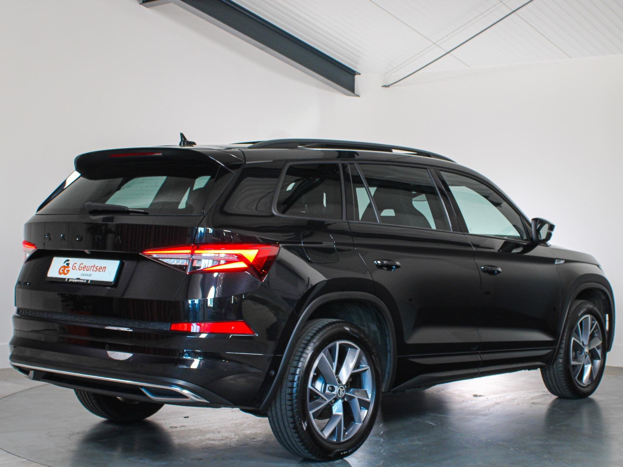 Skoda Kodiaq 1.5 TSI Sportline Business 7-Persoons Panoramad, Auto's, Skoda, 1566 kg, 4 cilinders, 150 pk, Zwart