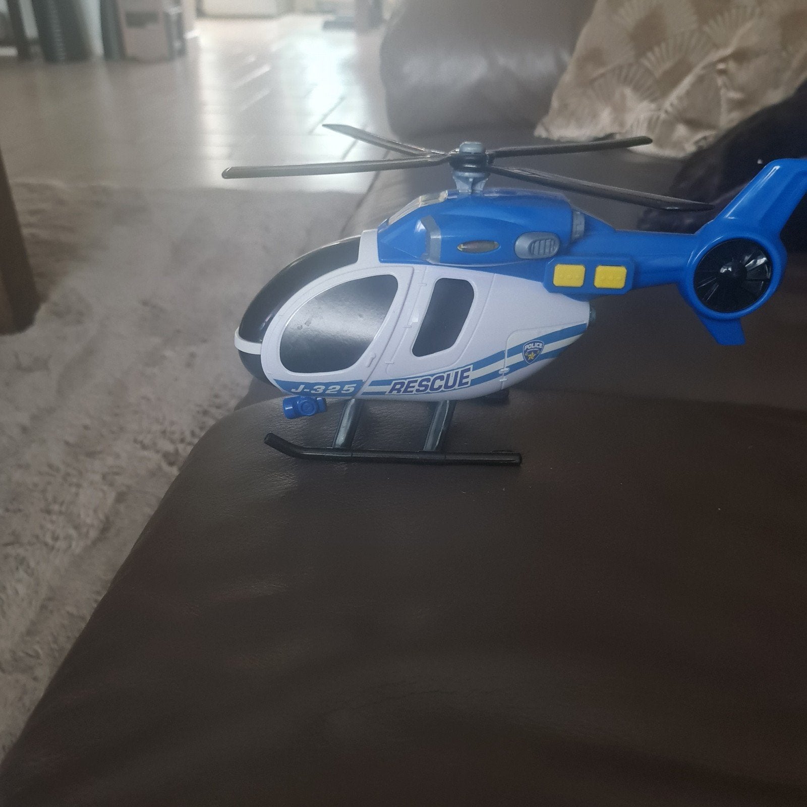 Rescue helicopter met licht en geluid, Ophalen