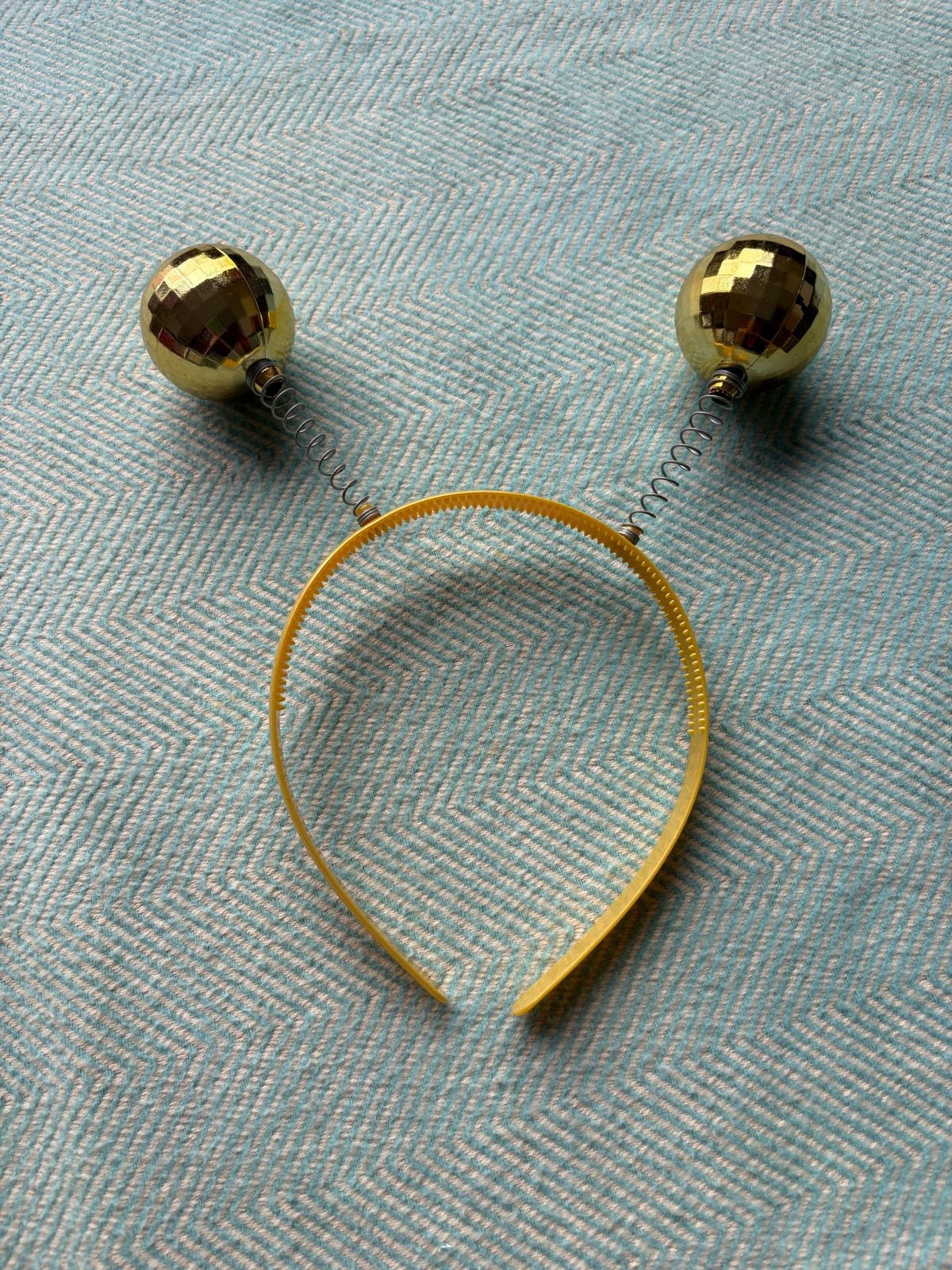 Gouden Disco Bal Haarband - Feestelijke Accessoire, Hobby en Vrije tijd, Ophalen of Verzenden, Zo goed als nieuw, Feestartikel
