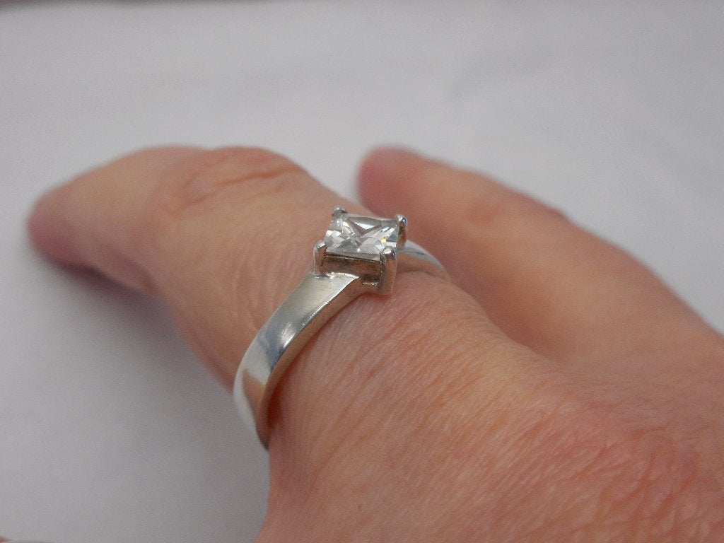 Zilveren aparte ring met heldere steen maat 17.75 nr.798, Verzenden, Zo goed als nieuw, 17 tot 18, Dame