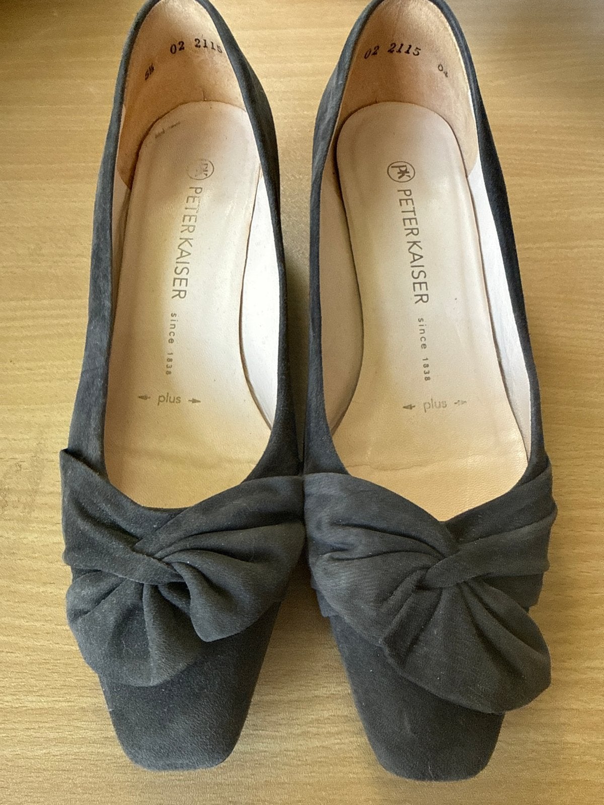 Peter Kaiser suède pumps met strik - Maat 5.5, Ophalen of Verzenden, Gedragen, Grijs, Pumps