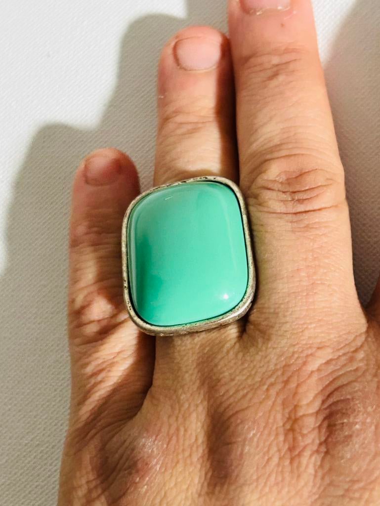 ring met grote groene steen, Sieraden, Tassen en Uiterlijk, Ringen, Overige materialen, Ophalen of Verzenden, Zo goed als nieuw