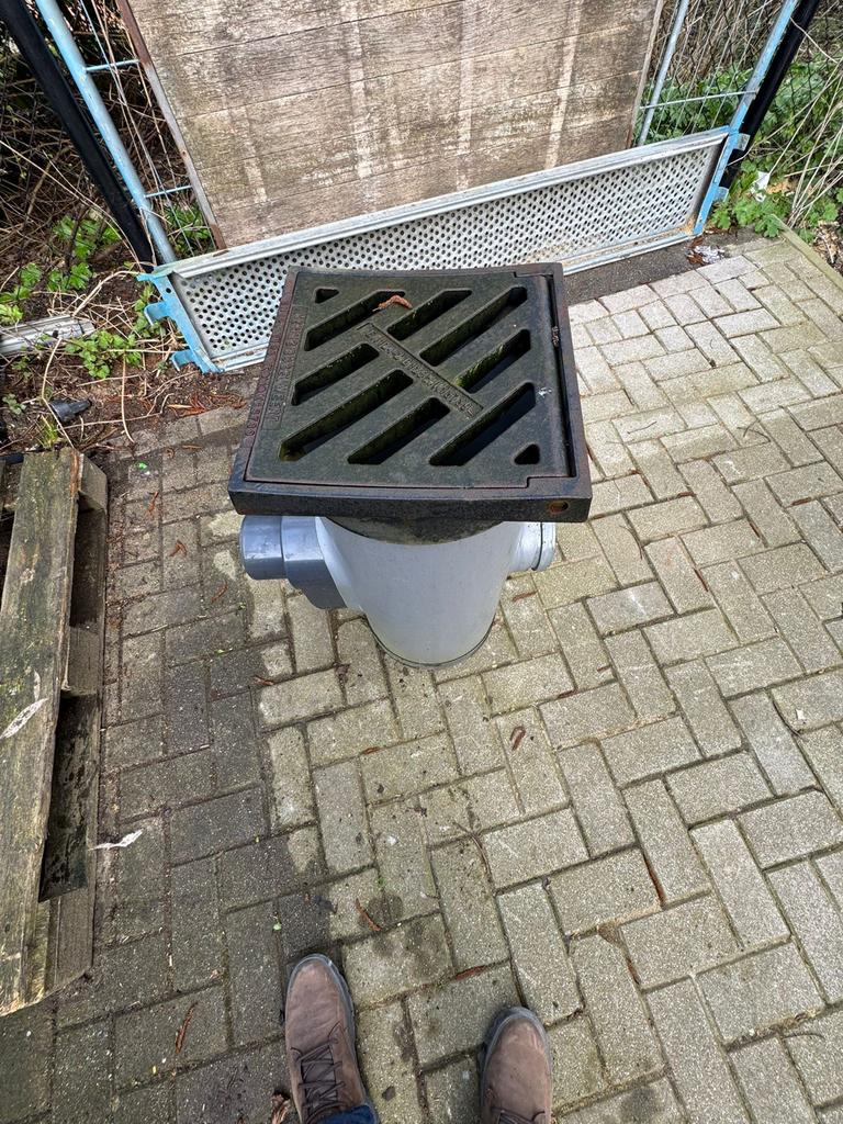 Afvoerput met rooster - Van Walraven, Afvoer, Gebruikt, Pvc, Ophalen of Verzenden
