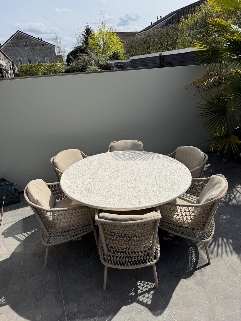 Terrazzo beige buiten tafel rond 150cm met zwarte poot, Ophalen of Verzenden, Zo goed als nieuw, Rond, Overige materialen