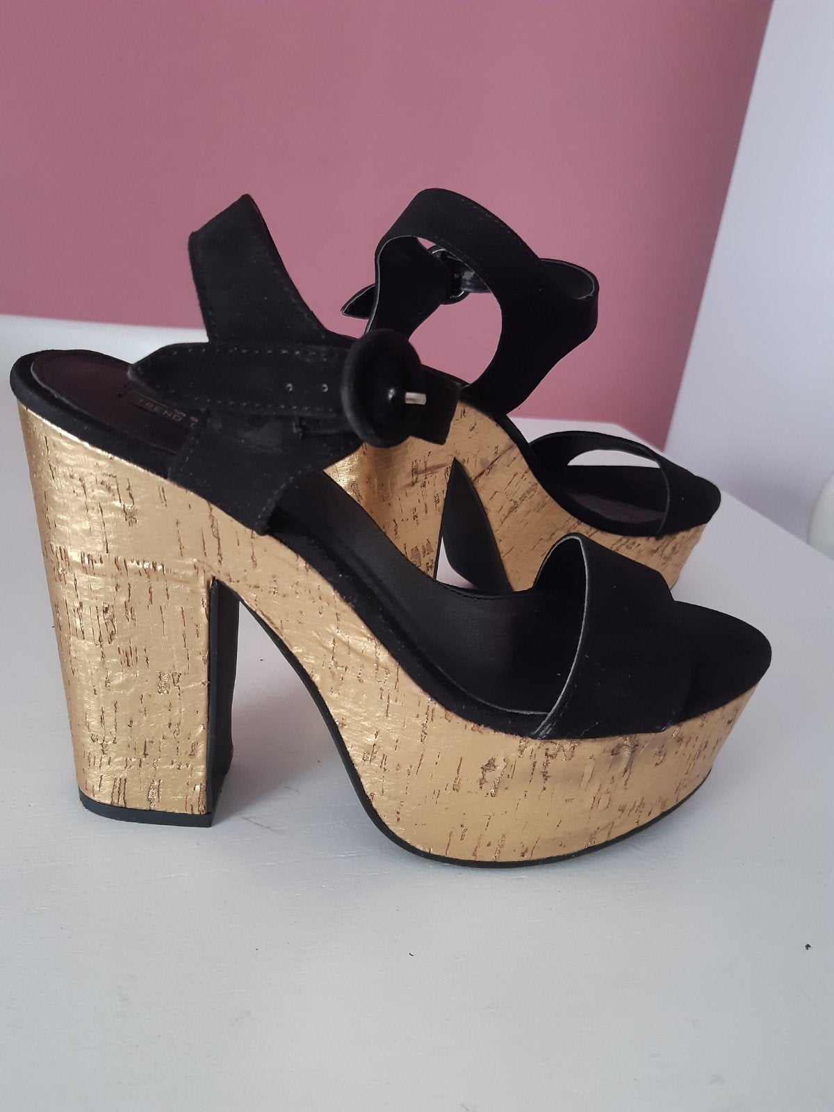 Plateau sandalen met gouden kurk blokhak maat 39 nieuw, Zwart, Zo goed als nieuw, Sacha, Sandalen of Muiltjes
