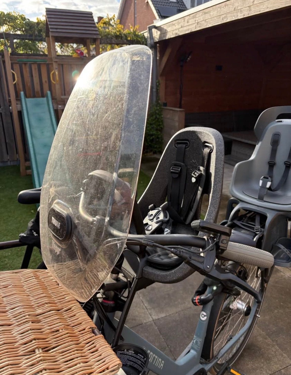 Thule fietsstoeltje voorop met windscherm, Fietsen en Brommers, Fietsaccessoires | Fietsstoeltjes, Ophalen, Gebruikt, Voetsteuntjes