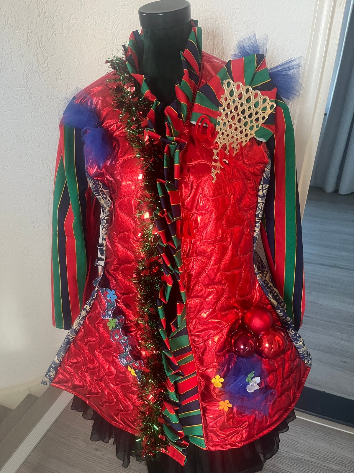 Aparte nieuwe rood/ blauw tinten Carnavalsjas maat L, Kleding | Dames, Carnaval, Maat 42/44 (L), Nieuw, Ophalen of Verzenden