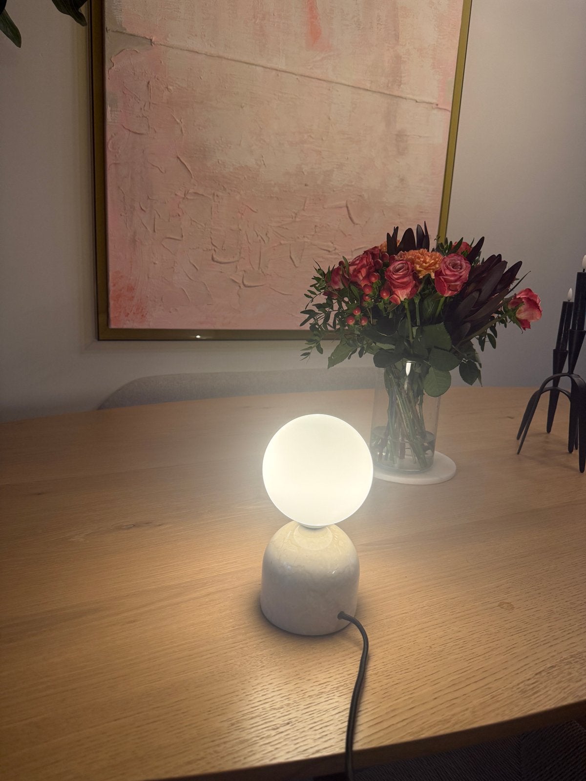 Moderne tafellamp met marmeren voet en glazen bol, Wit, Ophalen of Verzenden, Modern, Glas
