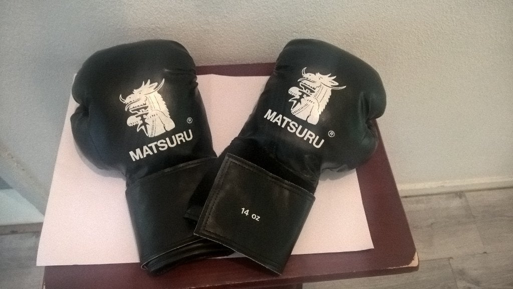 TE koop aangeboden mooi boksen handschoenen. doe gepast bod, Ophalen of Verzenden, Gebruikt, Bokshandschoenen