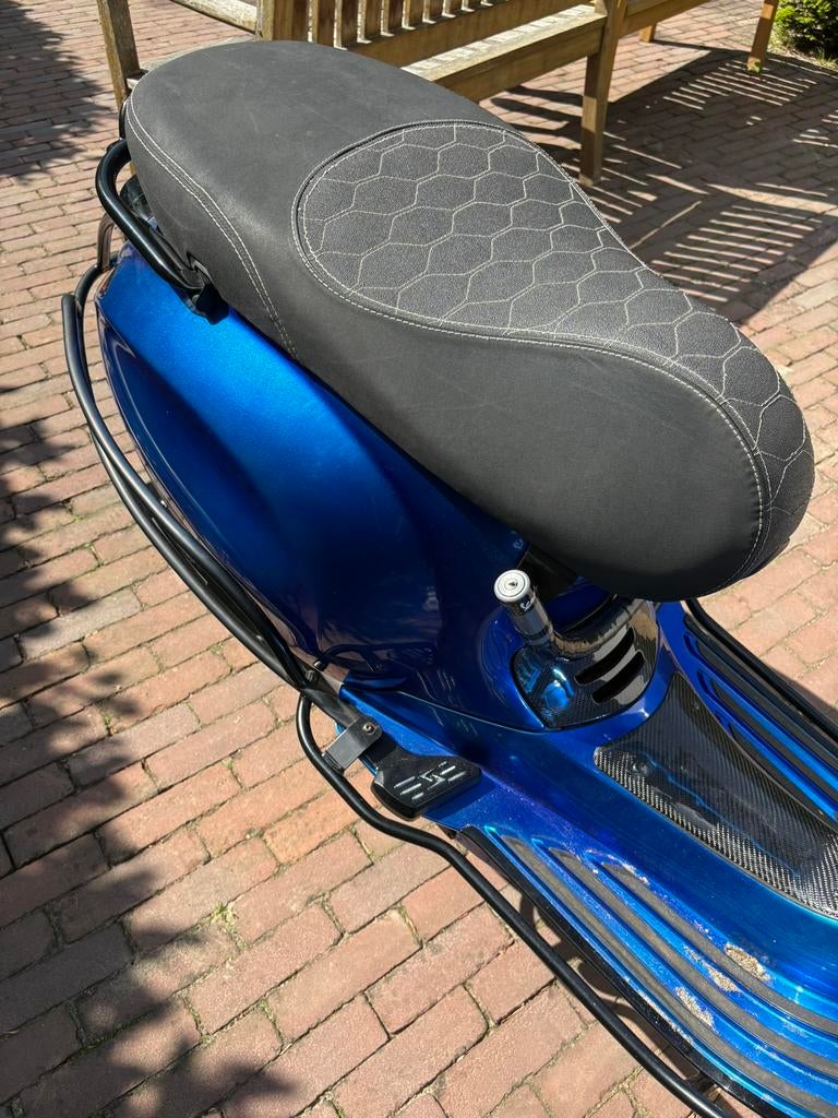 Cutom vespa sprint zadel, Ophalen of Verzenden, Zo goed als nieuw, Benzine