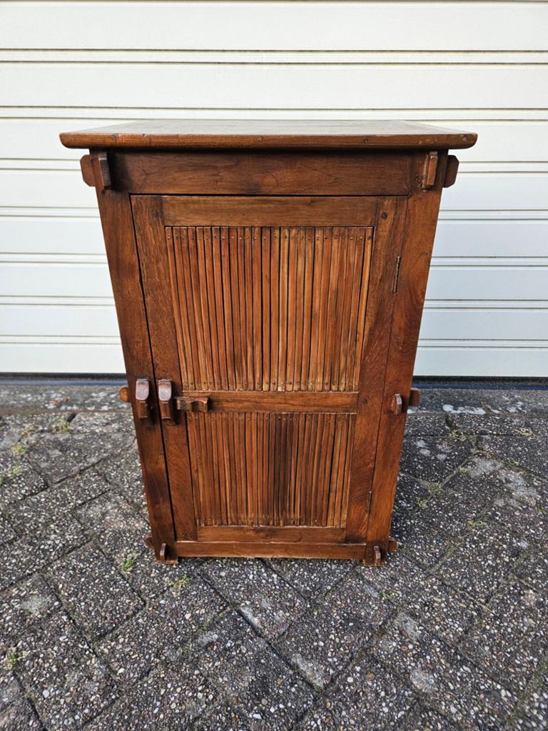 Vintage houten kastje met bamboe details, Ophalen