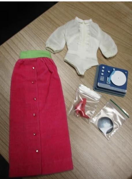 1965 BARBIE DISC DATE OUTFIT COMPLEET, Verzamelen, Verzenden, Gebruikt, Kleertjes