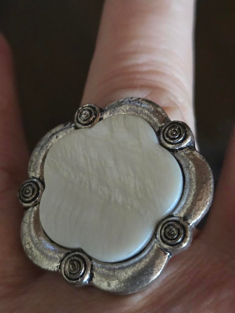 Zilverkleurige ring met parelmoerlook, maat 19, Overige materialen, 19 tot 20, Ophalen of Verzenden, Zo goed als nieuw