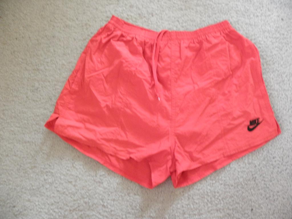 Origineel rood zwem short bermuda broekje NIKE mt 164 prima, Gebruikt, Sport- of Zwemkleding, Ophalen of Verzenden, Nike