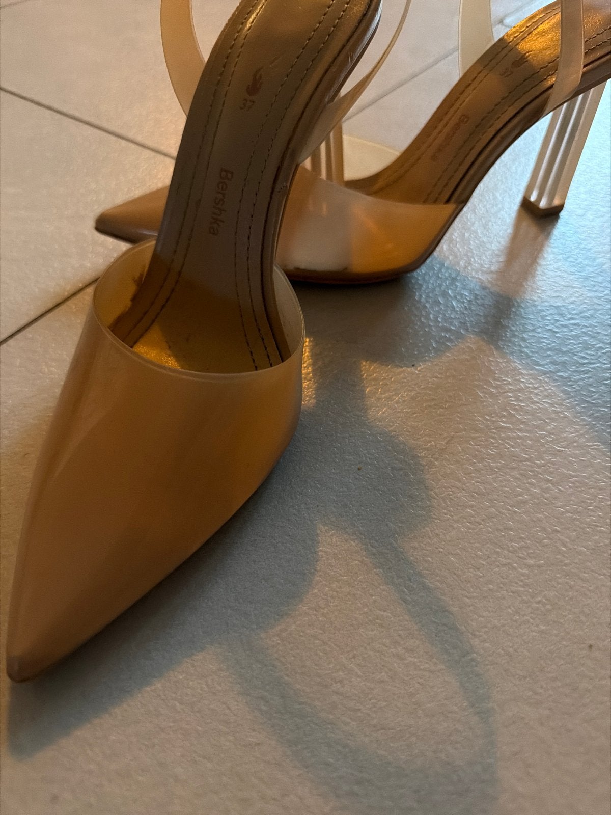 Mooie Bershka hakken maat 37, Ophalen of Verzenden, Gedragen, Beige, Pumps