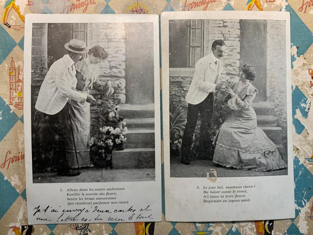 Dame en heer voor het huis (RR), Ophalen of Verzenden, Voor 1920, Gelopen, Overige thema's