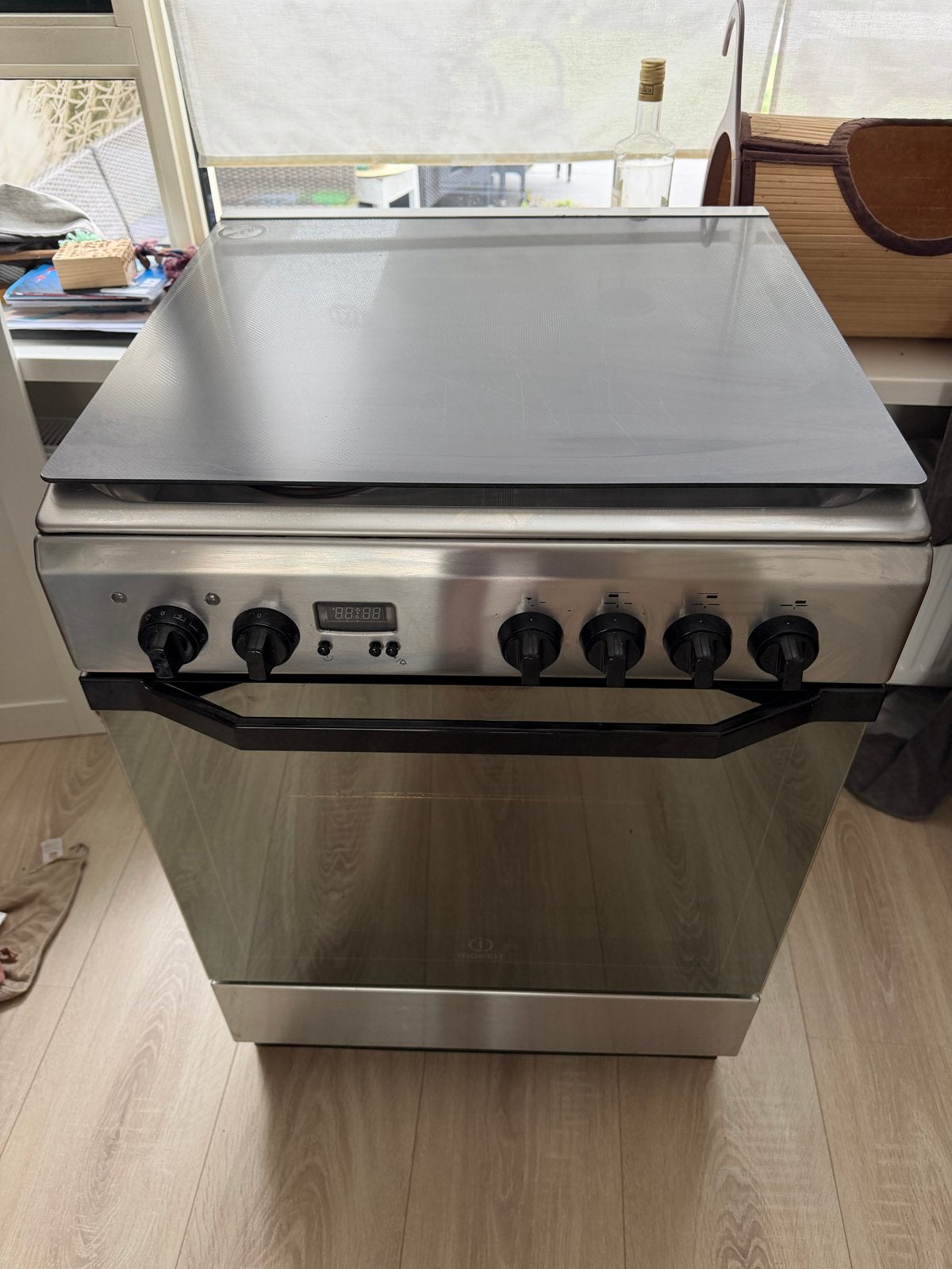 Indesit gasfornuis met oven - Zo goed als nieuw, Witgoed en Apparatuur, Fornuizen, Ophalen, Gebruikt, Hete lucht, 60 cm of meer