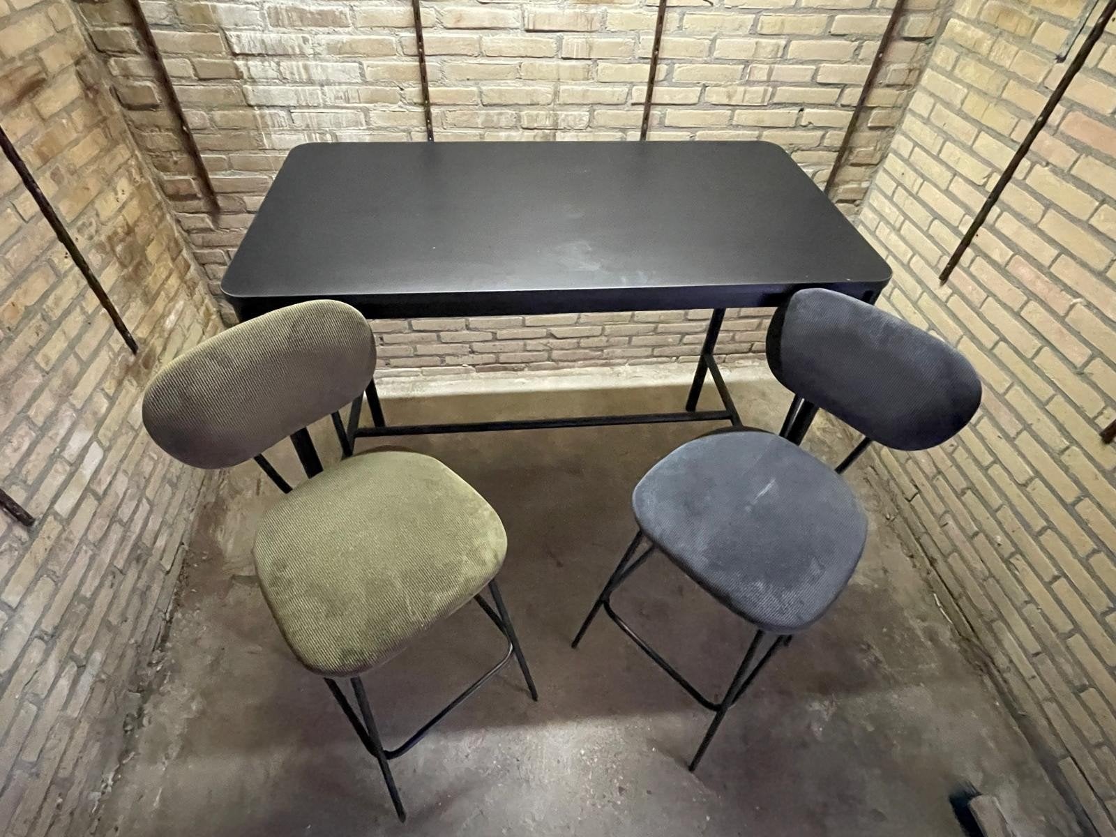 bartafel IKEA met hoge barstoelen, Ophalen, Gebruikt