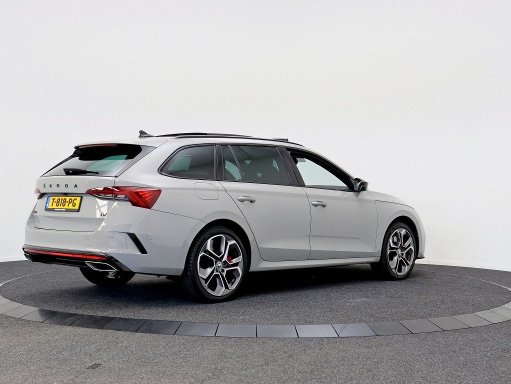 Skoda Octavia Combi 1.4 TSI RS iV Business | Nardo Grey | Pa, Auto's, Stof, Gebruikt, 4 cilinders, Hybride Elektrisch/Benzine