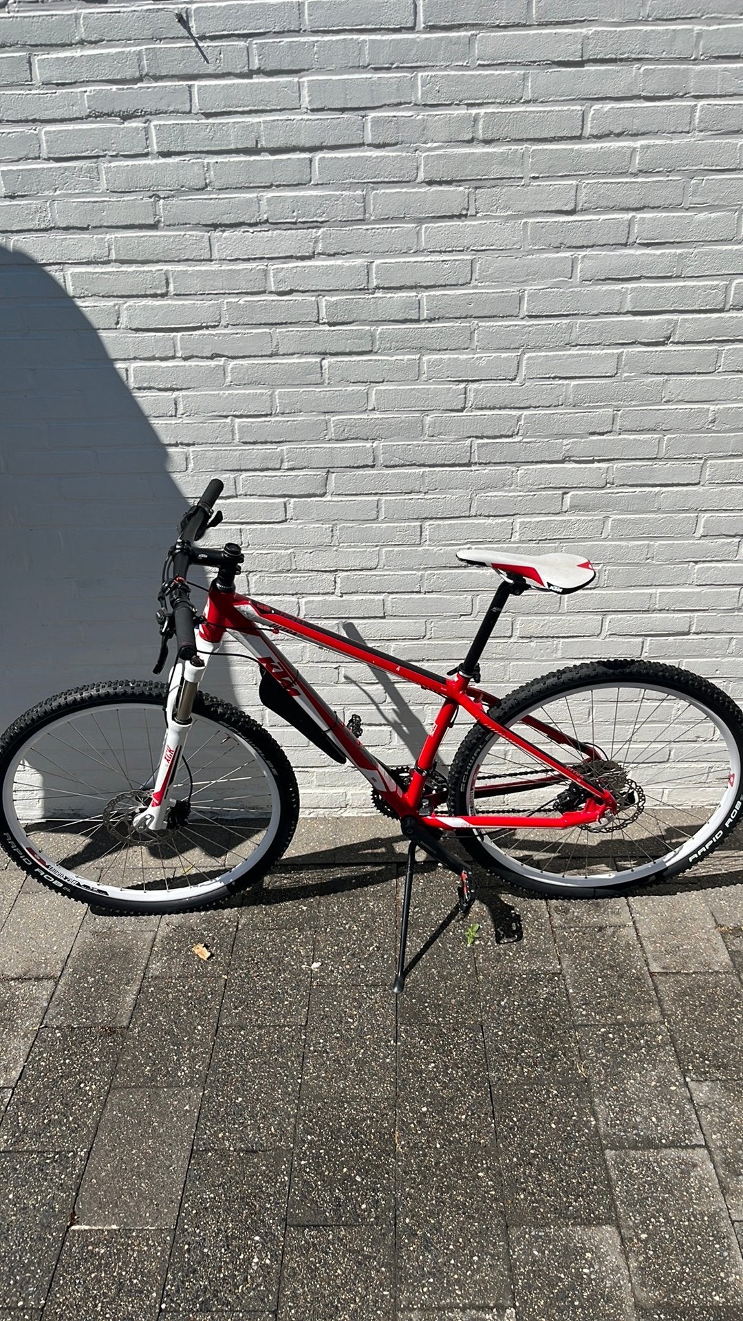 Mountainbike ktm line, rode, zwarte en witte kleur., Fietsen en Brommers, Fietsen | Mountainbikes en ATB, 57 cm of meer, Zo goed als nieuw