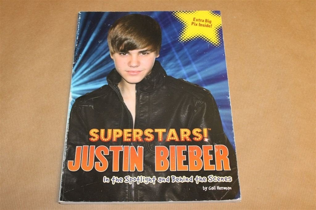 Justin Bieber — In the Spotlight — Fotoboek — 2011 [EN], Boeken, Verzenden, Gelezen