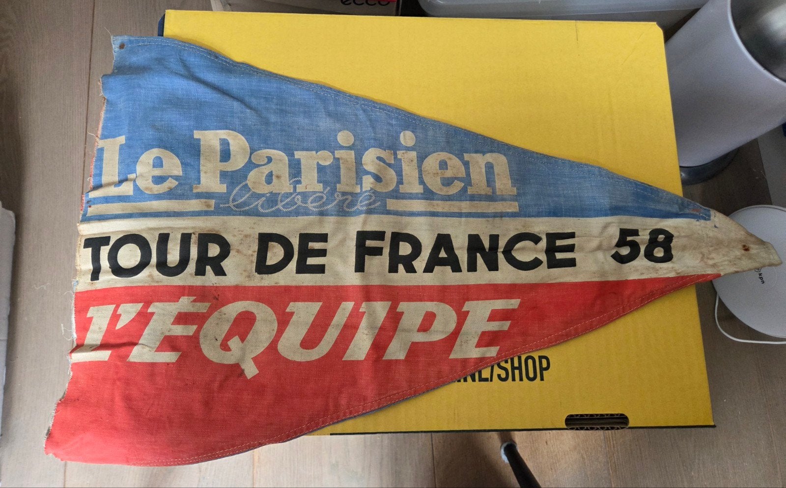 TOUR DE FRANCE 1958 WAGEN VLAG L'EQUIPE LE PARISIEN, Ophalen of Verzenden, Gebruikt