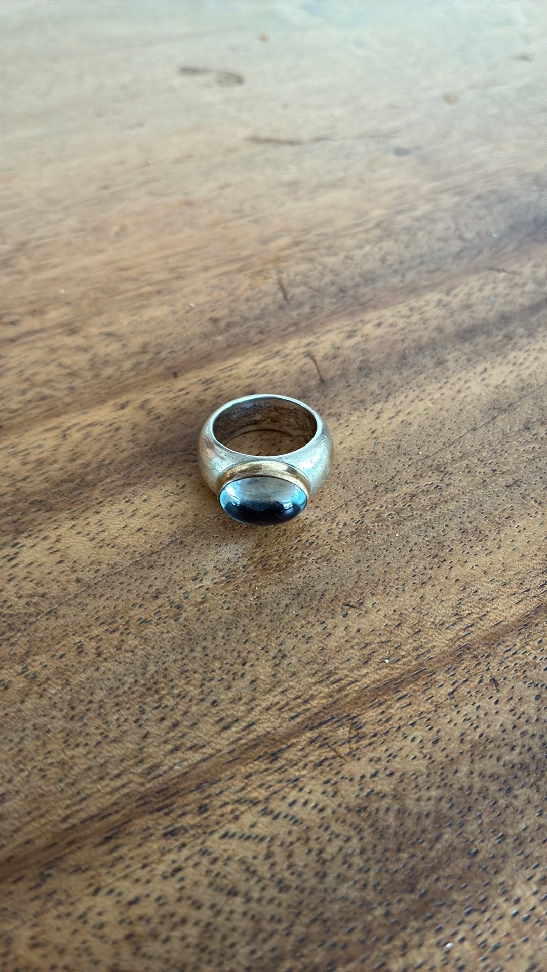 Massief zilveren ring met lichtblauwe steen gouden zetting, Ophalen of Verzenden, Zo goed als nieuw, 17 tot 18, Met edelsteen