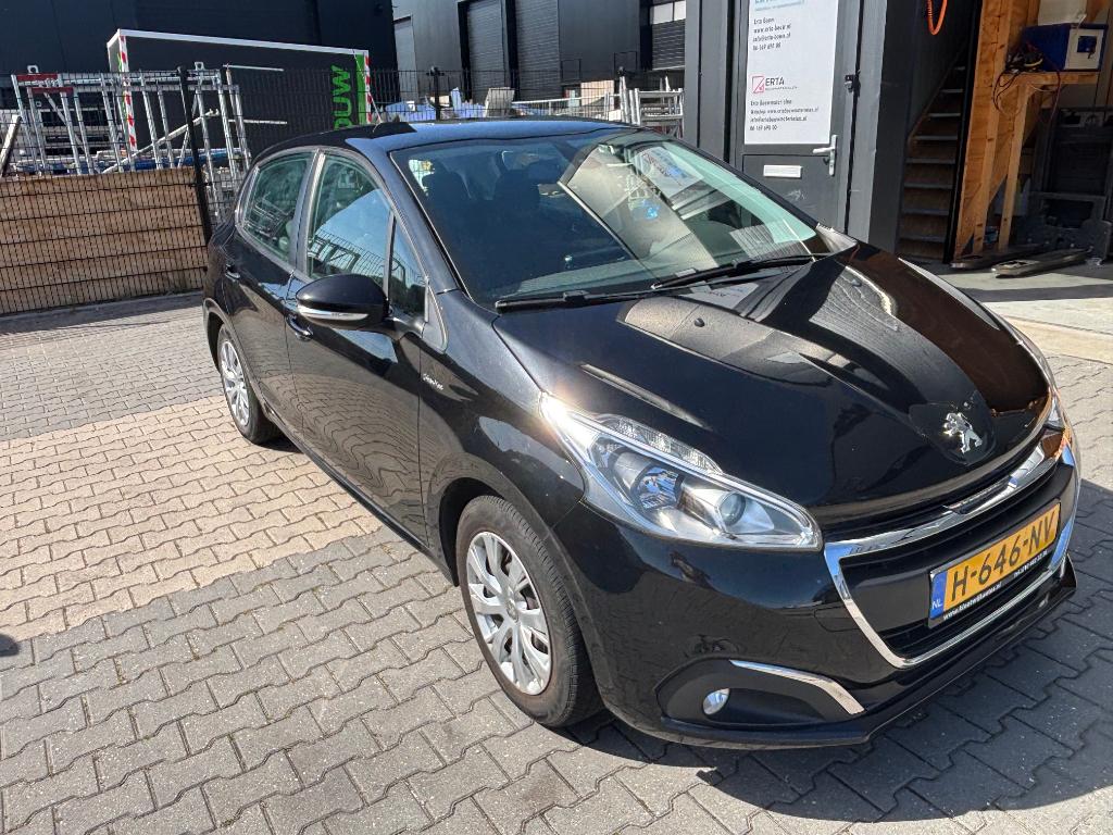 Peugeot 208 1.2 PureTech | Stoelverwarming | Nieuwe APK, Voorwielaandrijving, Stof, 40 €/maand, Zwart