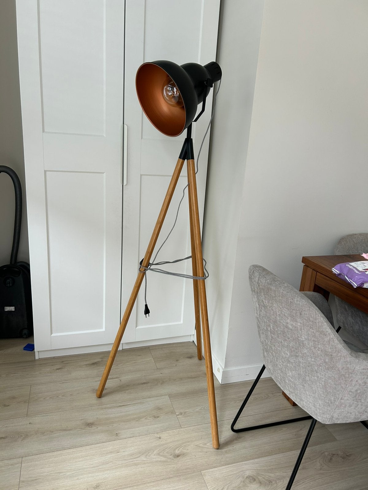 Hoge moderne staande lamp zwarte kap, Huis en Inrichting, Lampen | Vloerlampen, Ophalen, Zo goed als nieuw, 150 tot 200 cm