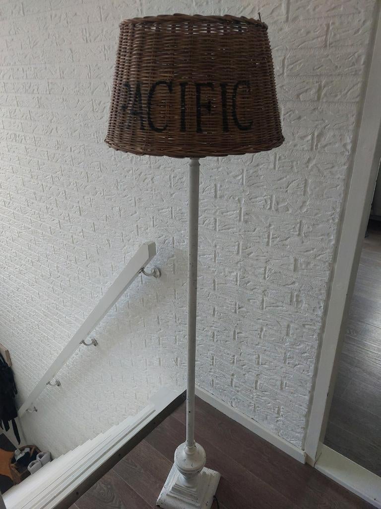 Riviera Maison Staande Lamp met Rotan Lampenkap 'Pacific', Huis en Inrichting, Lampen | Vloerlampen, Ophalen, Gebruikt, Landelijk, Riviera Maison