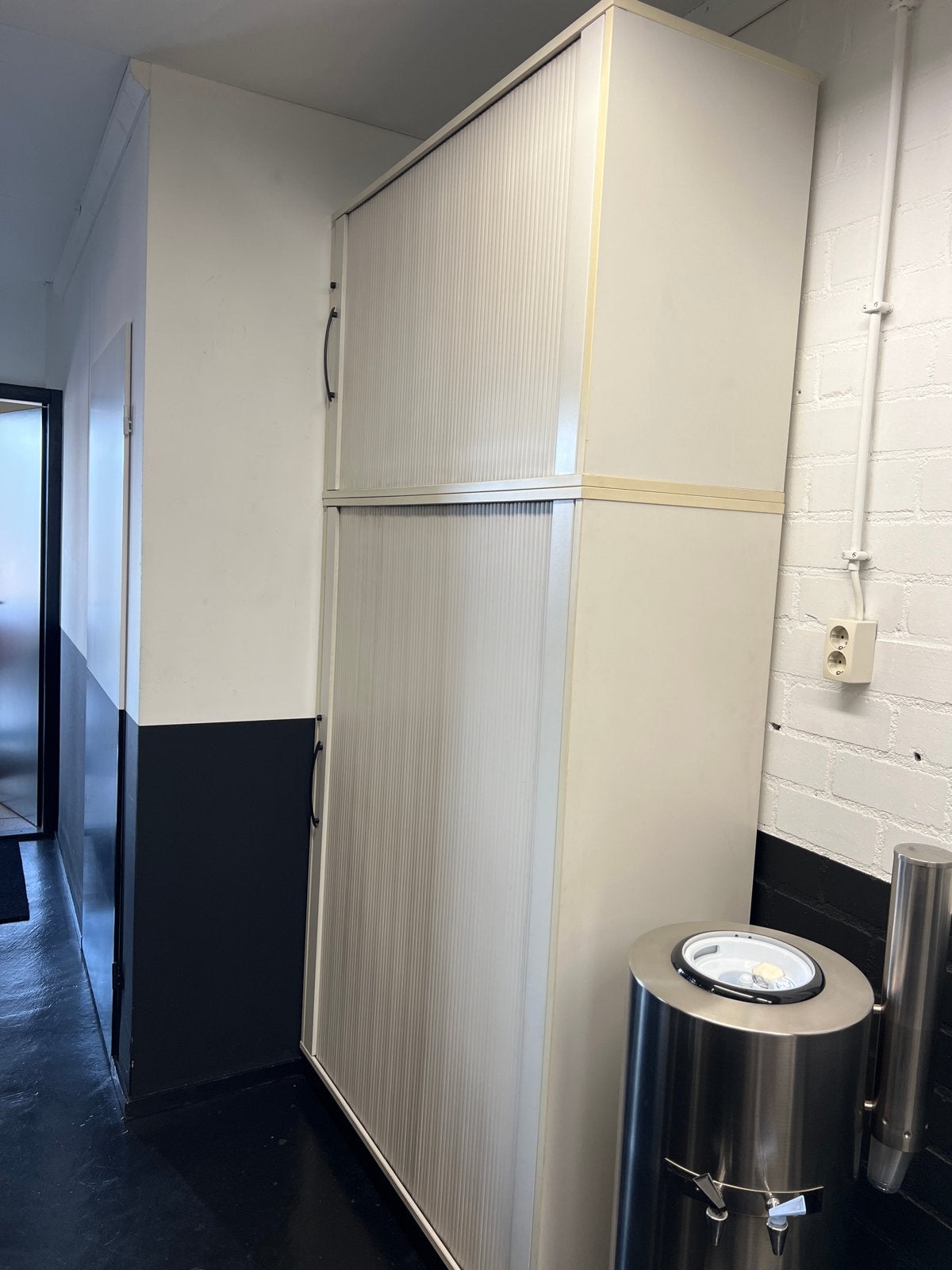 Grote kantoorkast met roldeuren, Huis en Inrichting, Kasten | Roldeurkasten en Archiefkasten, Ophalen, Gebruikt, 100 tot 150 cm