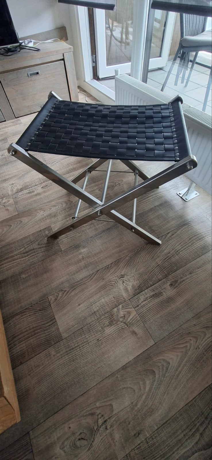 Opvouwbaar krukje met zwart gevlochten zitting, Ophalen, Zwart, Zo goed als nieuw, Modern, Praktisch