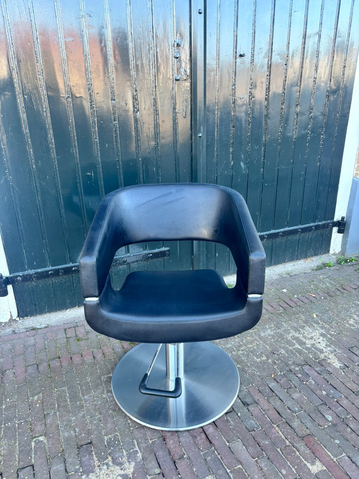 Kappersstoel zwart met chromen voetplaat en armleuningen, Knippen