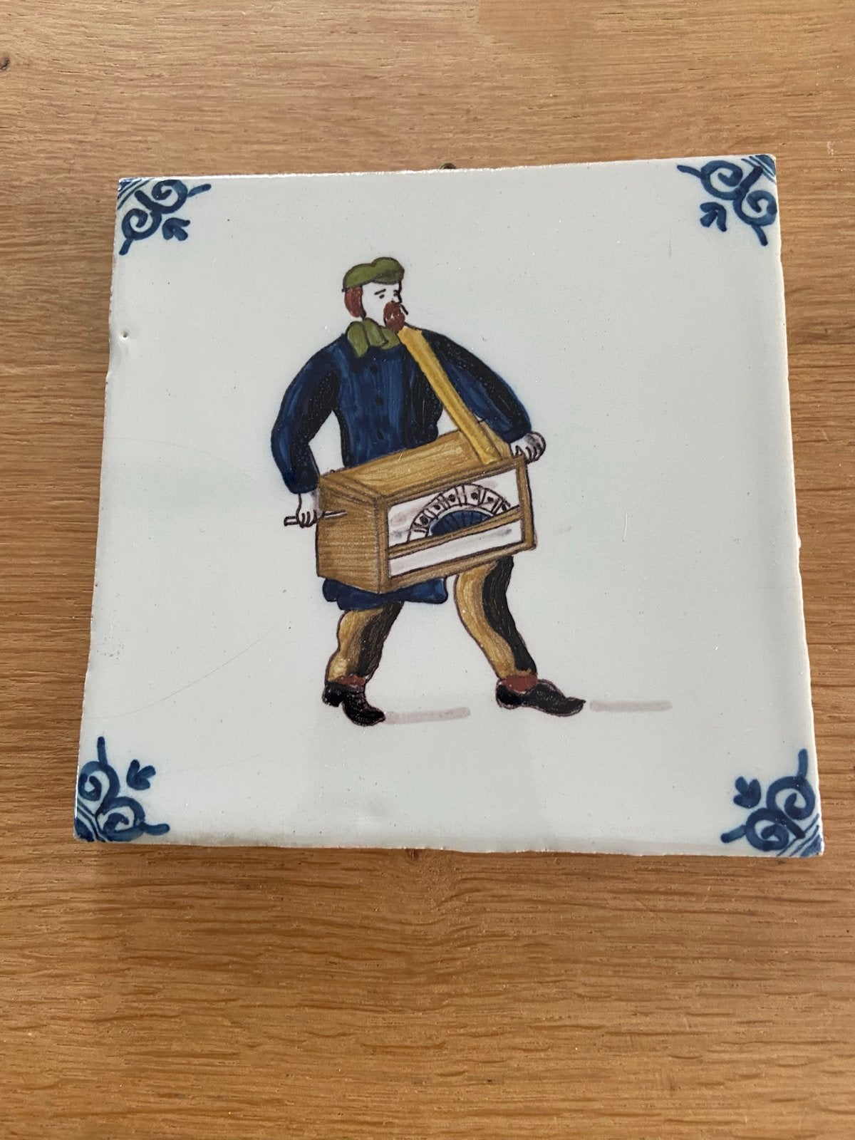Tichelaar Makkum tegel met draaiorgelman 13x13 cm, Ophalen of Verzenden
