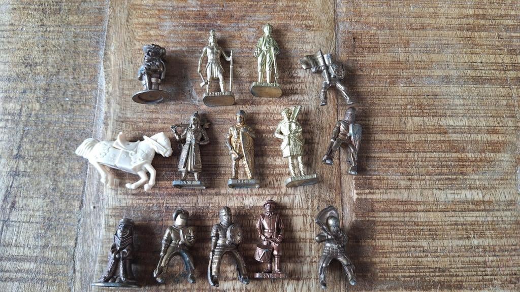Oude Ferrero metalen figuurtjes, zie foto's, Verzamelen, Verrassingseieren, Ophalen of Verzenden, Overige typen