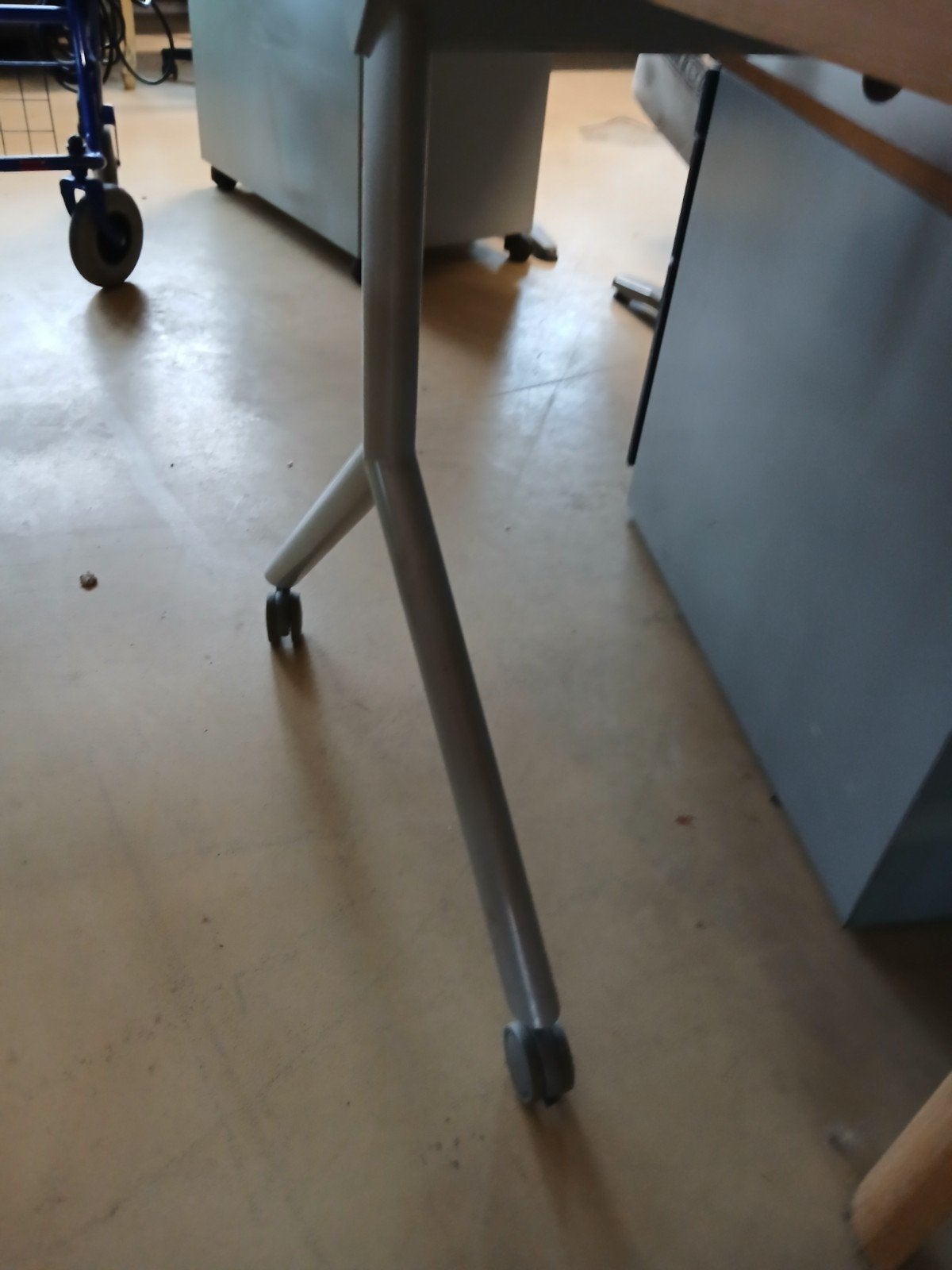 Bureau tafel op wielen, Huis en Inrichting, Ophalen, Overige typen, Info@tommysmit.nl, Gebruikt