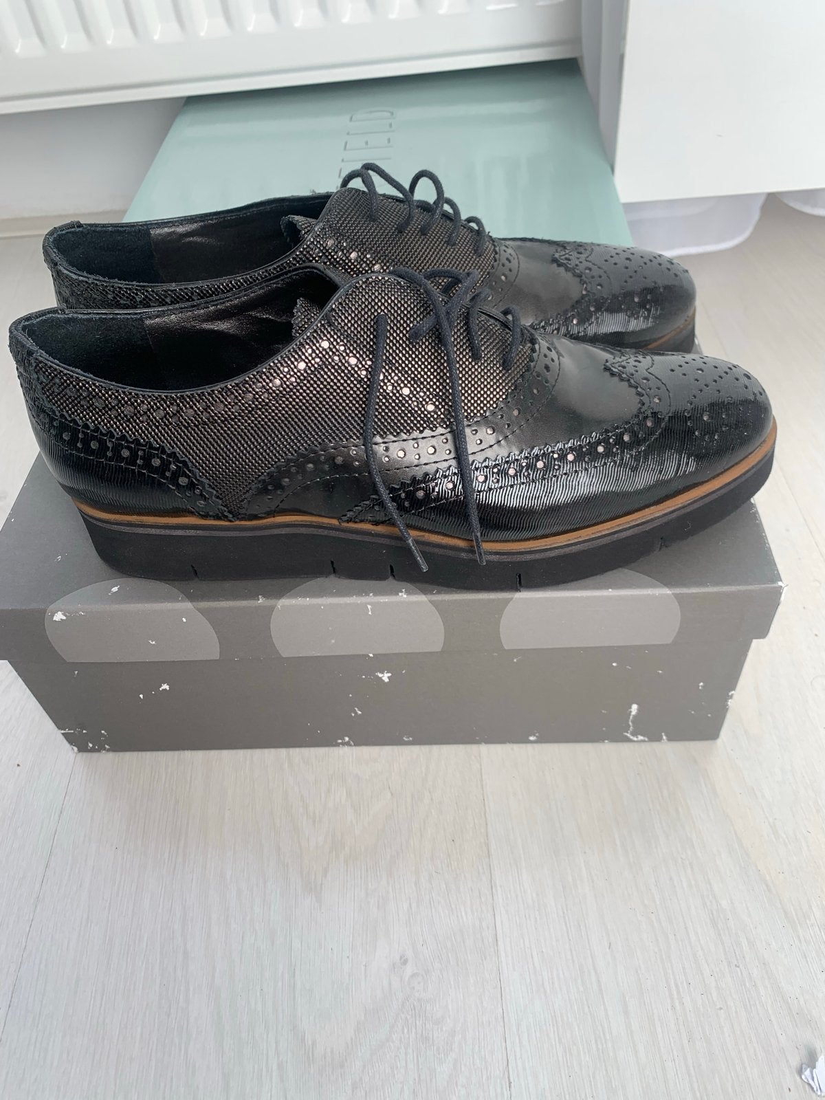 Maripé Zwarte Lak Brogues met Glitterdetails, Ophalen of Verzenden, Zo goed als nieuw, Zwart, Schoenen met lage hakken