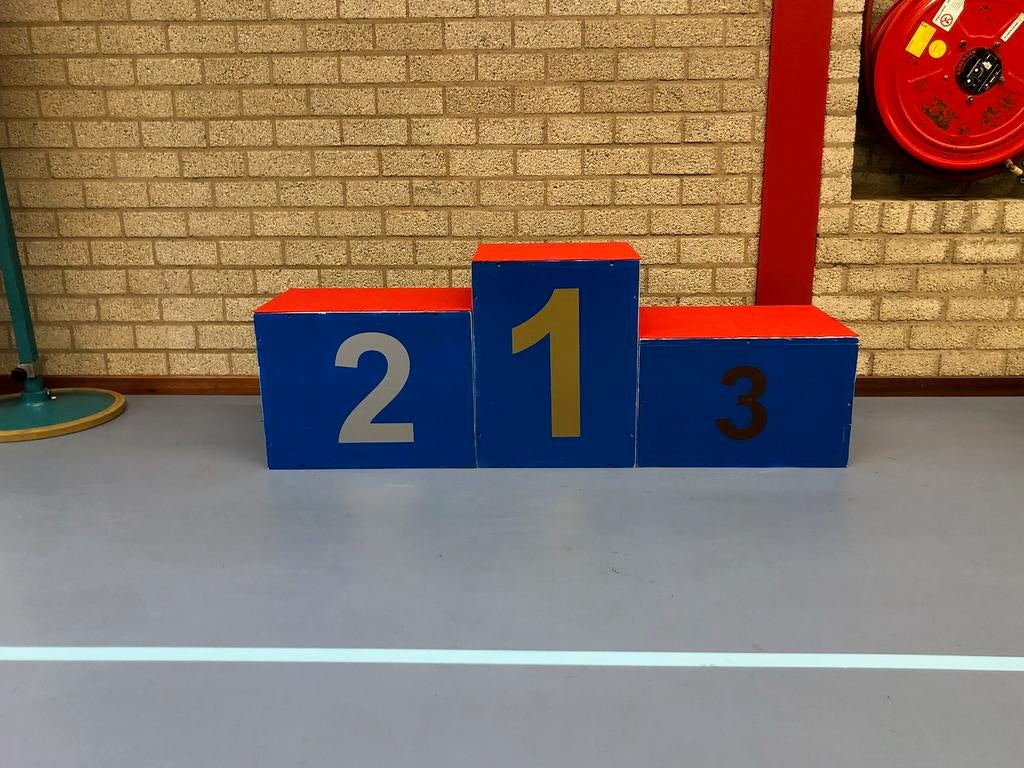 Erepodium te huur., Ophalen, Zo goed als nieuw