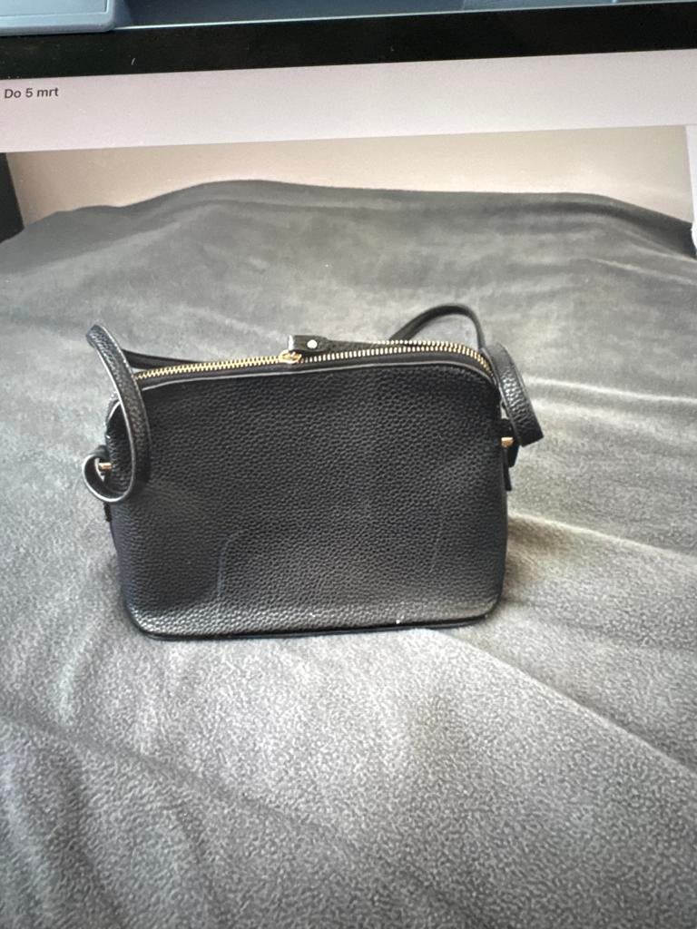 Zwart schoudertasje met gouden rits, Sieraden, Tassen en Uiterlijk, Tassen | Damestassen, Gebruikt, Schoudertasje, Zwart, Ophalen