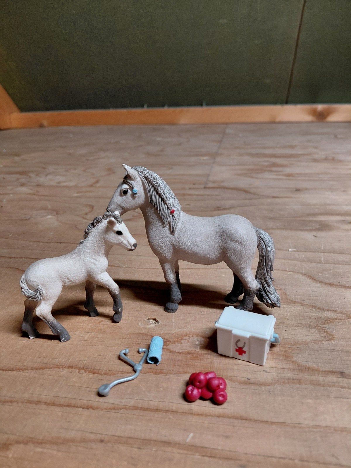 Schleich paard met veulen en dierenarts accessoires, Ophalen of Verzenden, Zo goed als nieuw