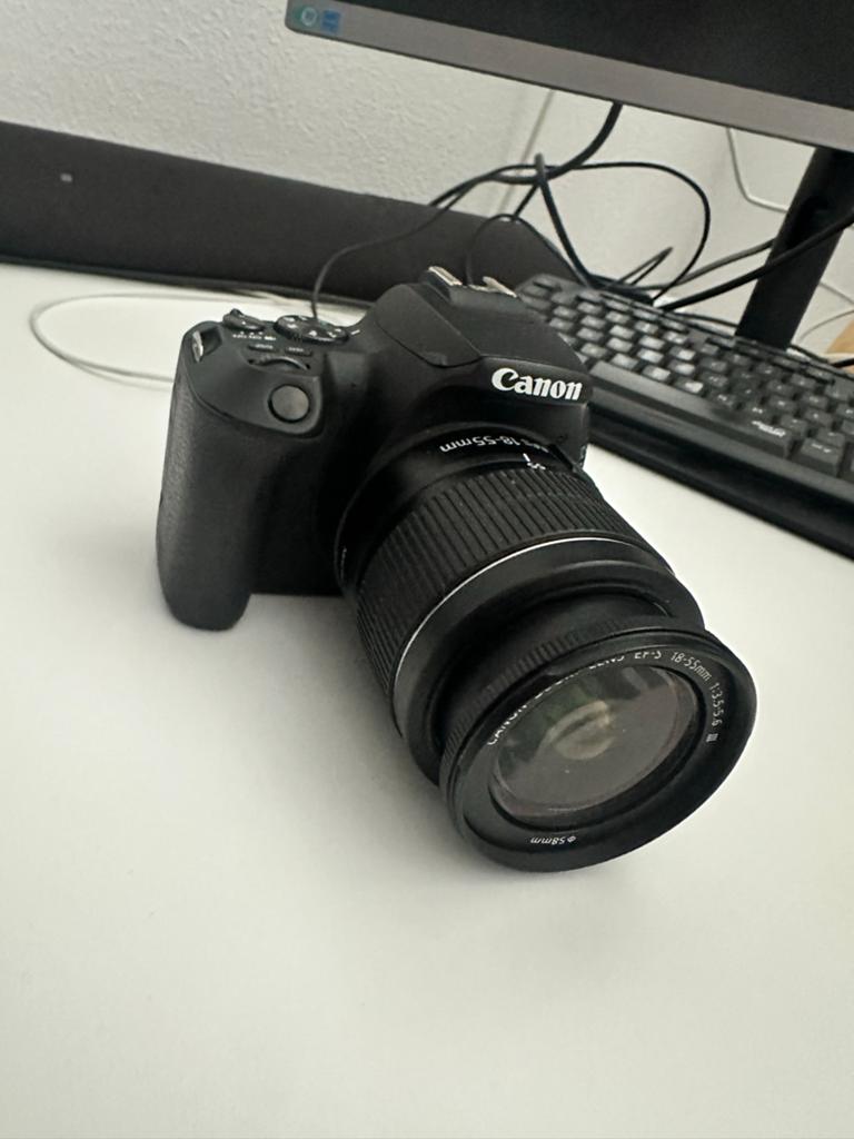Canon EOS 250D Spiegelreflexcamera met 18-55mm lens, Spiegelreflex, Canon, Ophalen of Verzenden, Zo goed als nieuw