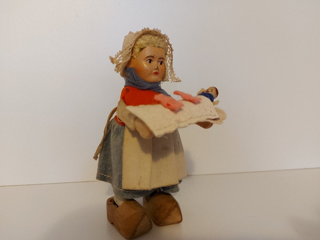 Schuco Dansfiguur Boerin met Kindje, Ophalen of Verzenden
