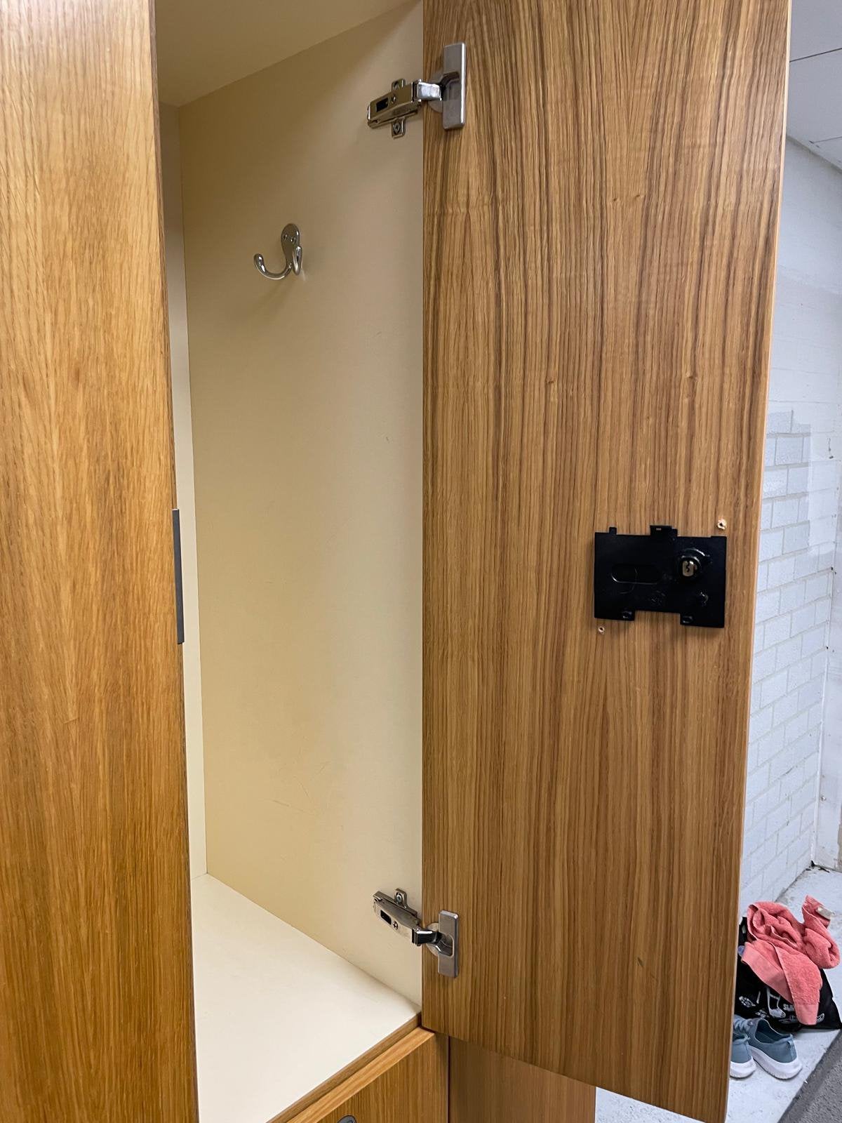 Lockers 2 boven elkaar in 1 kast met inworp, Ophalen, Zo goed als nieuw