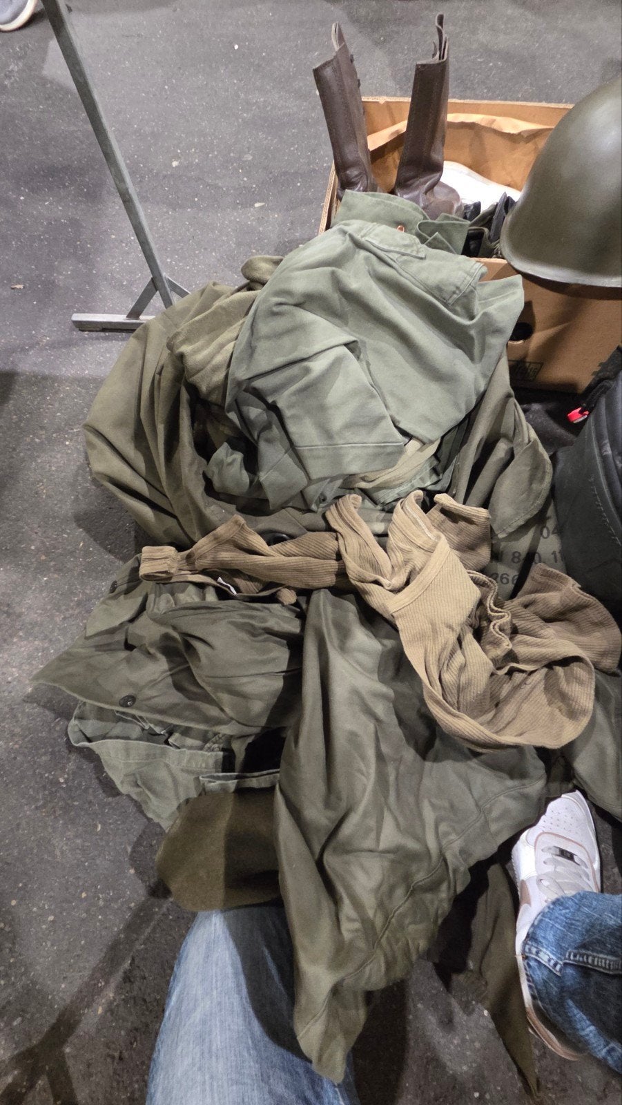 Militair uitrusting: kleding, laarzen en plunjebaal, Ophalen, Landmacht, Nederland, Helm of Baret