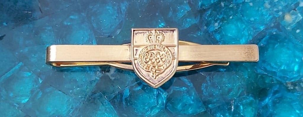 Vintage Goudkleurige Dasspeld Honi Soit Qui Mal Y Pense ., Ophalen of Verzenden, Gebruikt