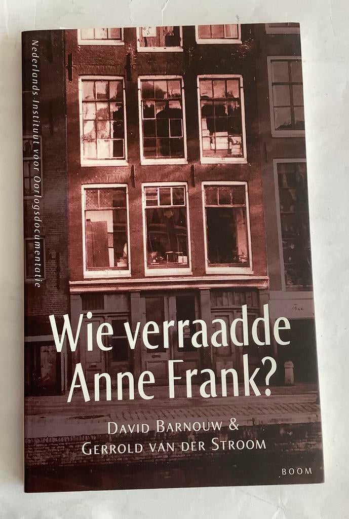 WIE VERRAADDE ANNE FRANK?, Ophalen of Verzenden, Zo goed als nieuw