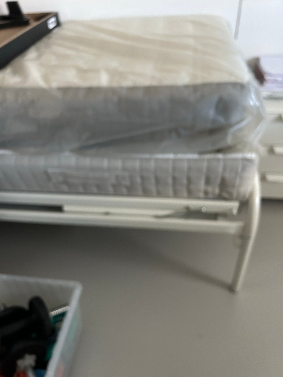 Handig Eenpersoonsbed met uitschuifbaar onderbed (Avek), Huis en Inrichting, Ophalen, 90 cm, Eenpersoons, Wit