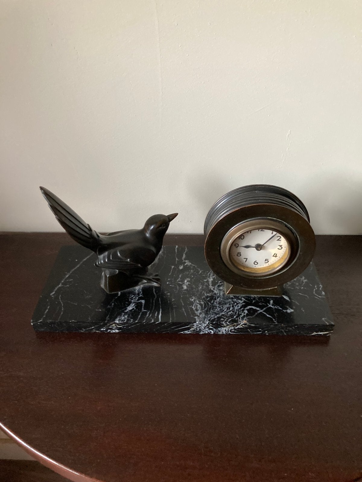 ANTIEKE ART DECO MARMEREN MANTELKLOK JAREN ‘30 MET ZWALUW, Antiek en Kunst, Ophalen