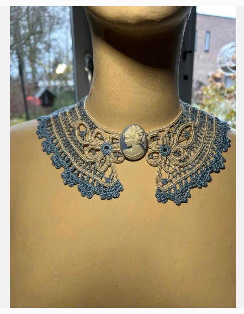 Oude Antieke blauw witte kraag met gratis broche, Antiek en Kunst, Ophalen of Verzenden, Dames